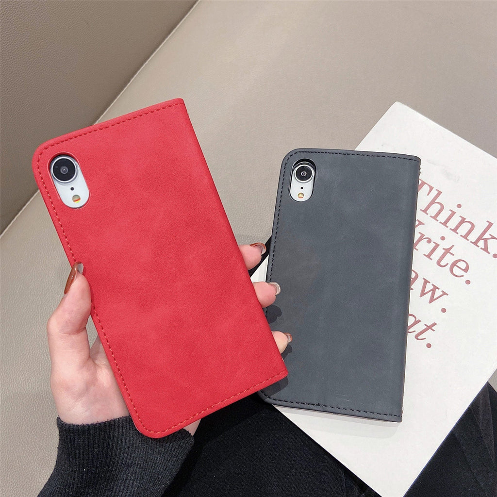Magnetic closure flip case for mobile phone