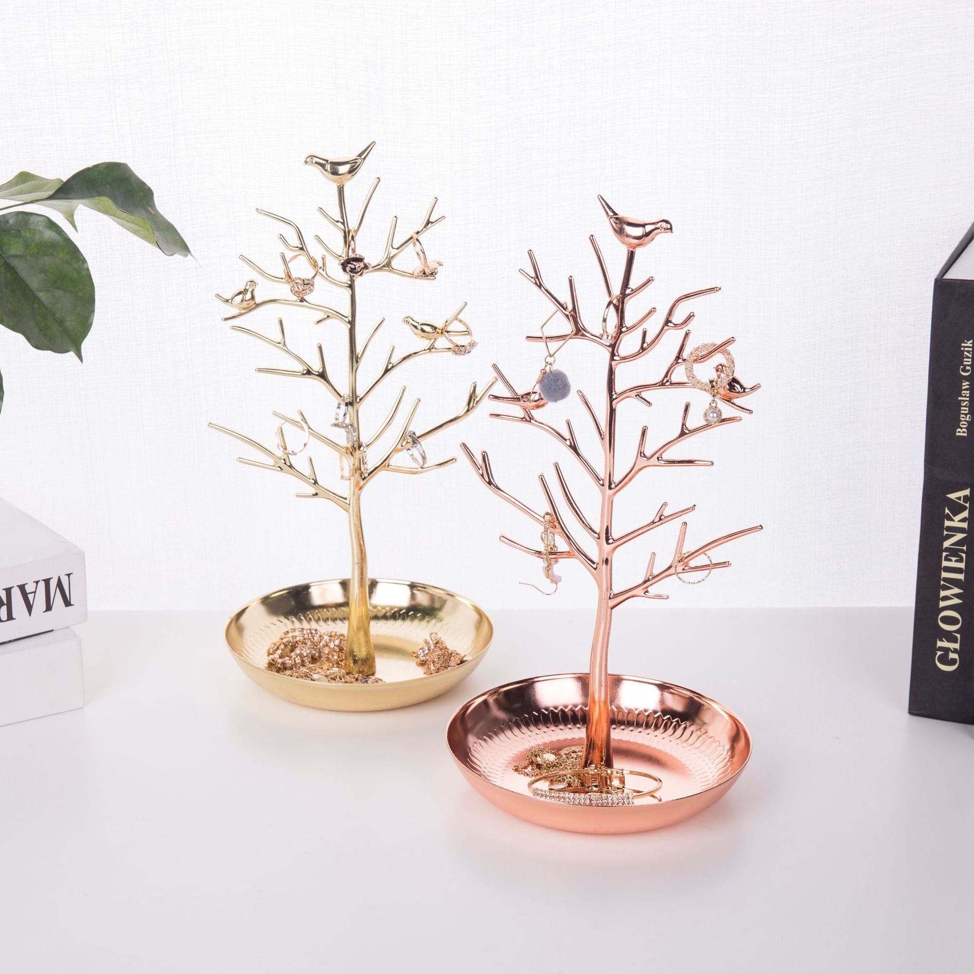 Compact Jewelry Holder for Limited Spaces Image 9
