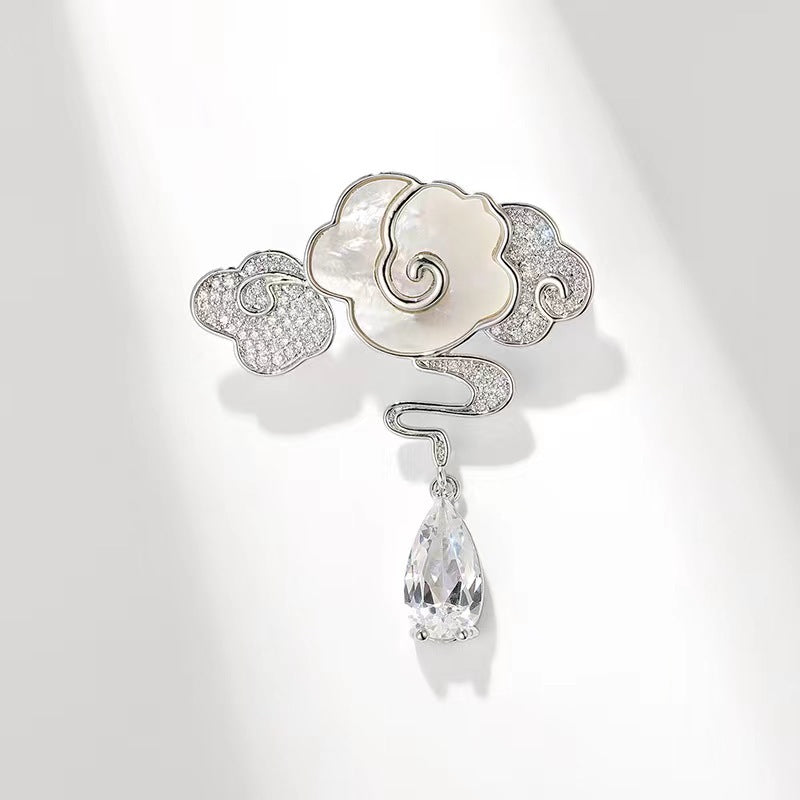 Trendy Brooch for Winter Fashion Image 4