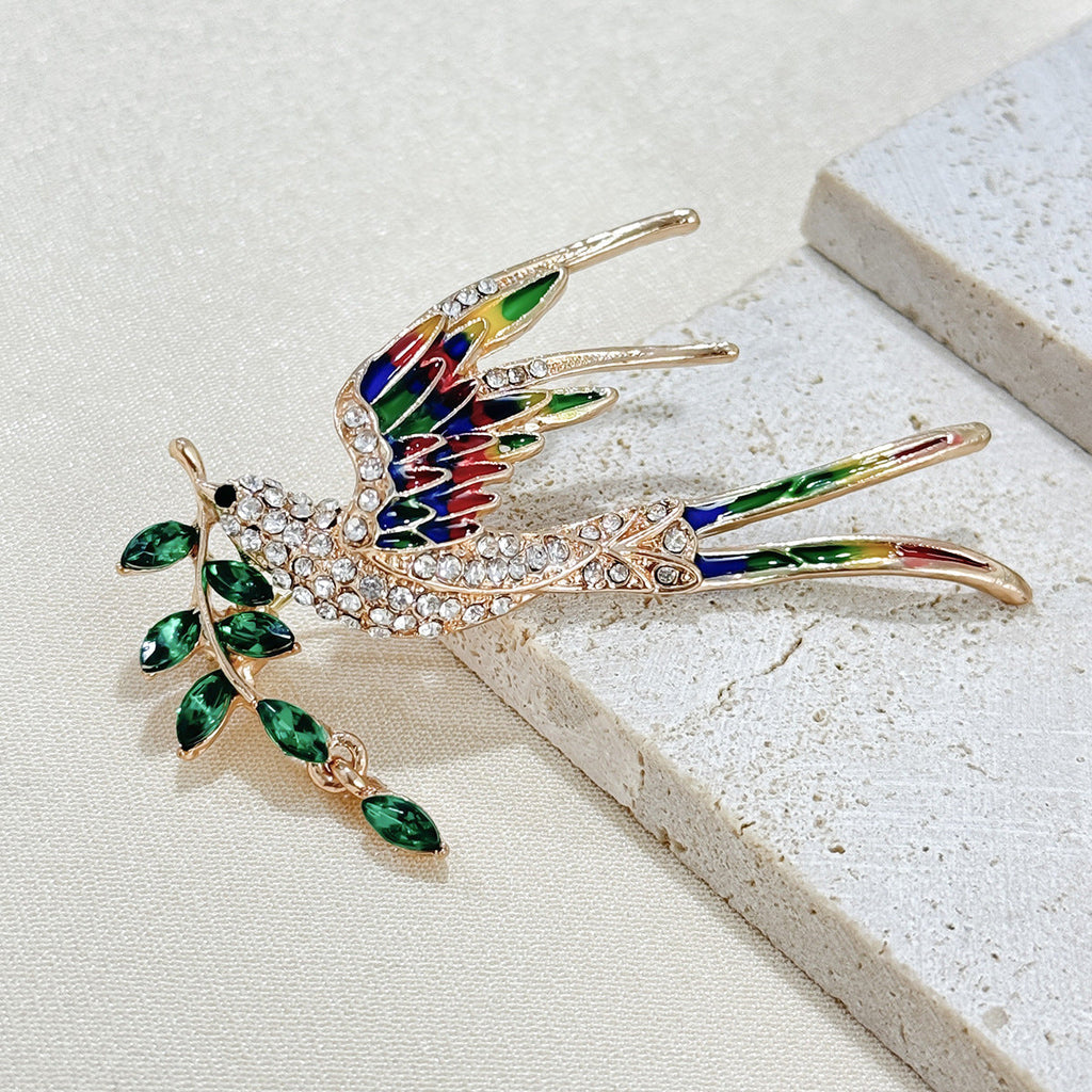 Versatile brooch with exquisite design