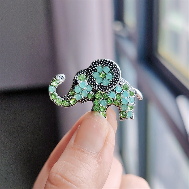 Stylish animal-themed brooch for outerwear