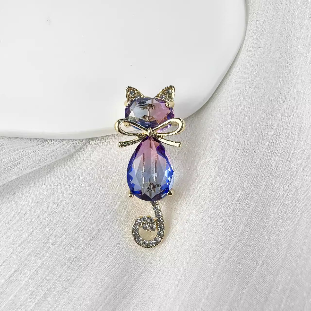Iridescent cat brooch pin side view