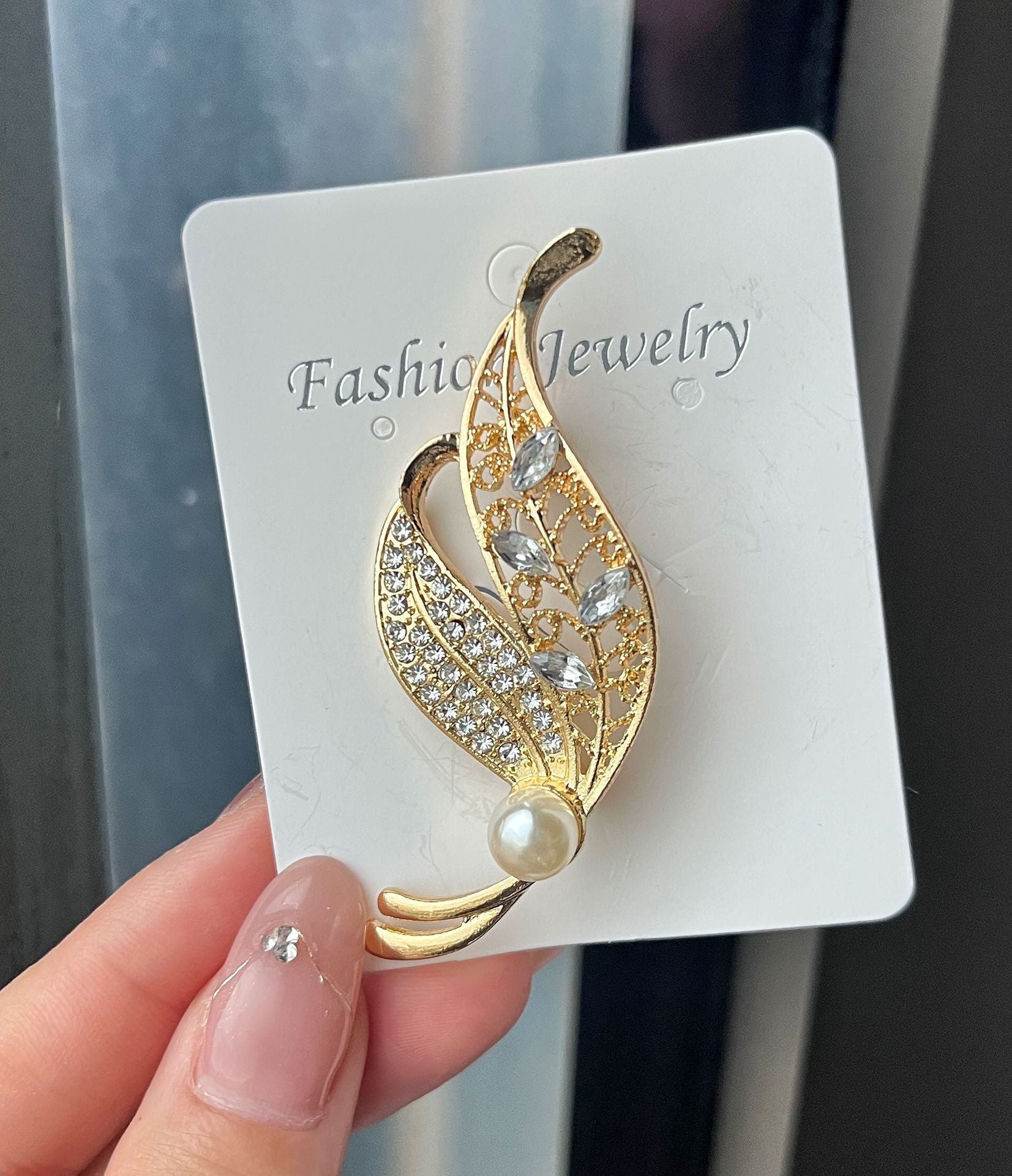 Stylish Leaf Brooch with sparkling details image 6