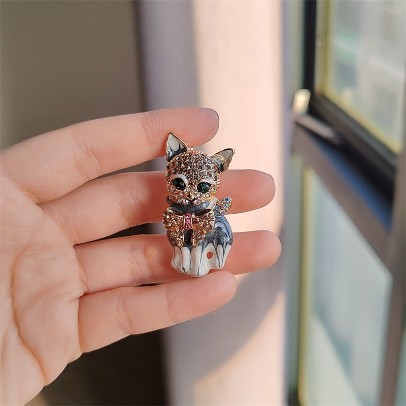 Stylish alloy pin with green-eyed cat design