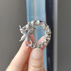 elegant women's brooch styling 3