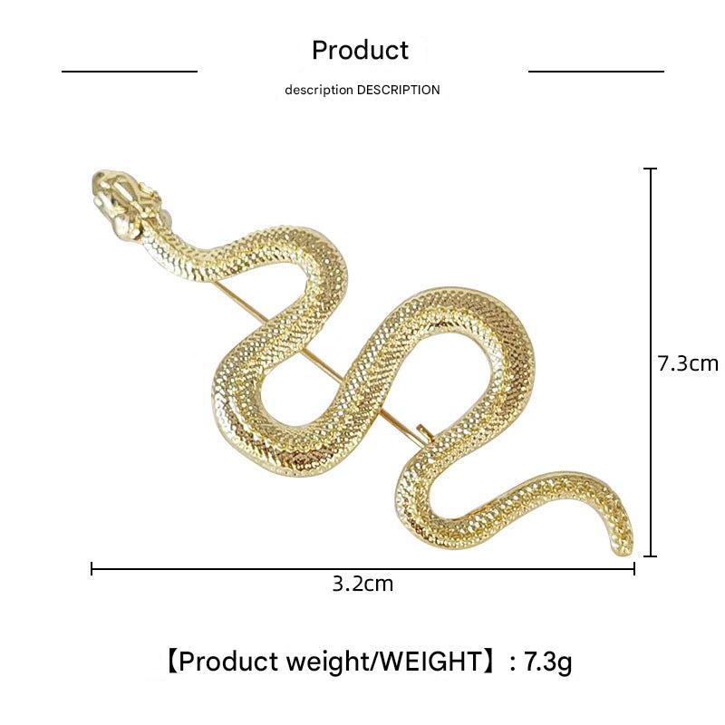 Alloy fashion accessory on casual wear