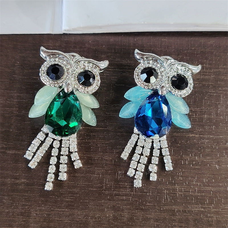 Stylish owl accessory for jackets and bags