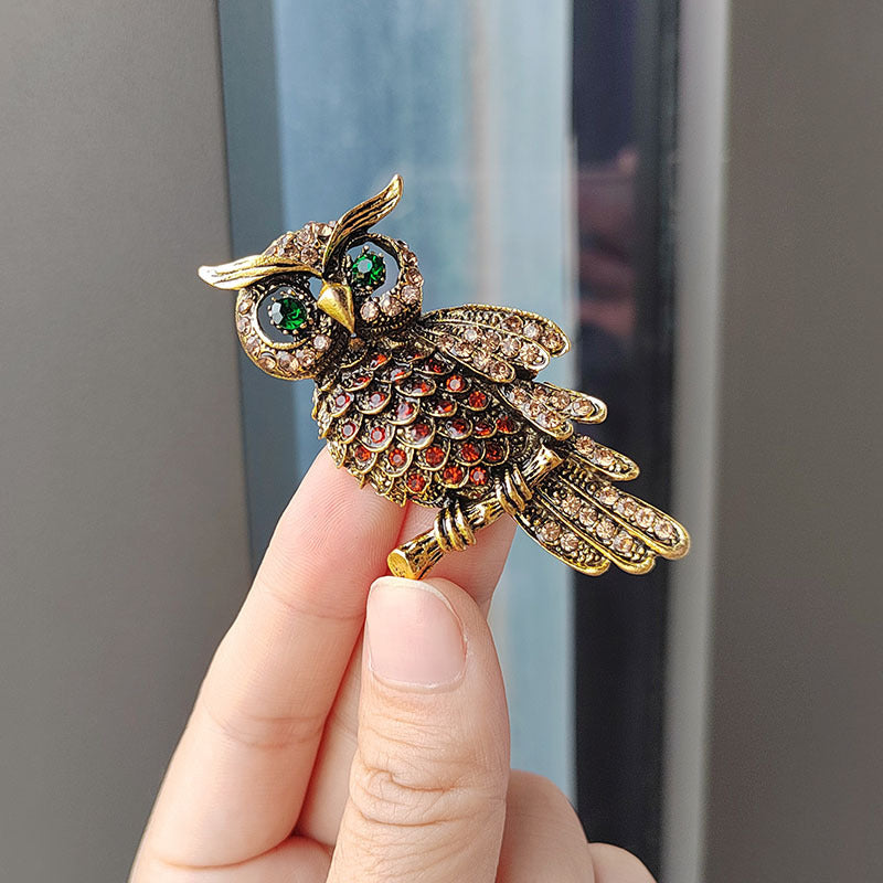 Image of the unique owl brooch as a gift option