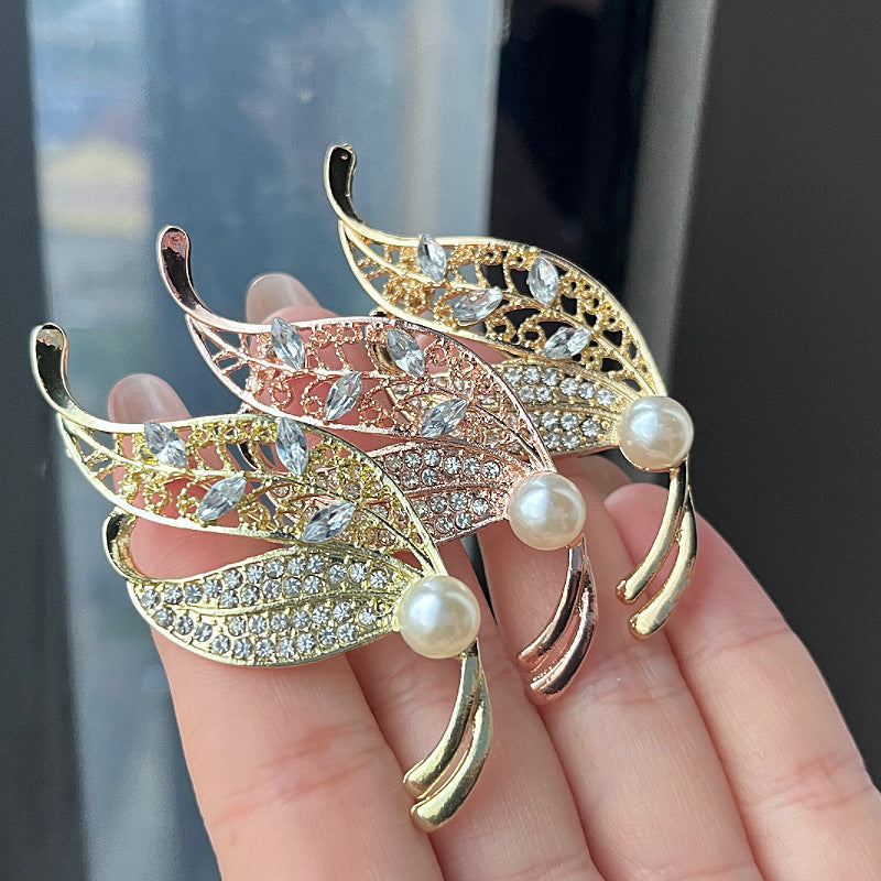Elegant Leaf Brooch with Pearl