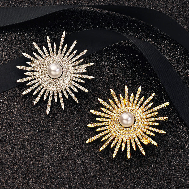 Floral brooch in gold colour for fashion