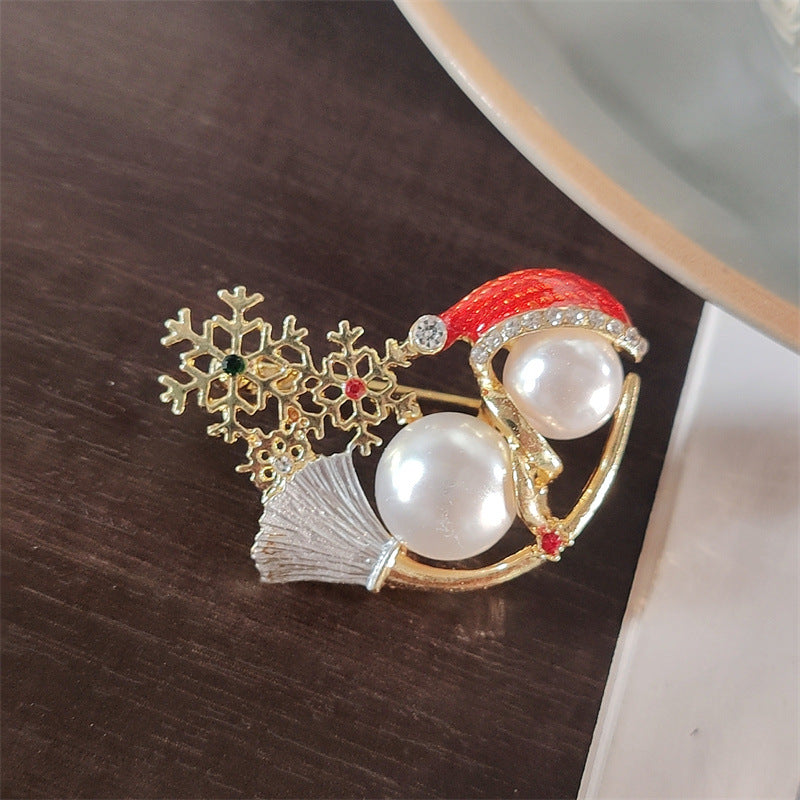 Charming snowman brooch design