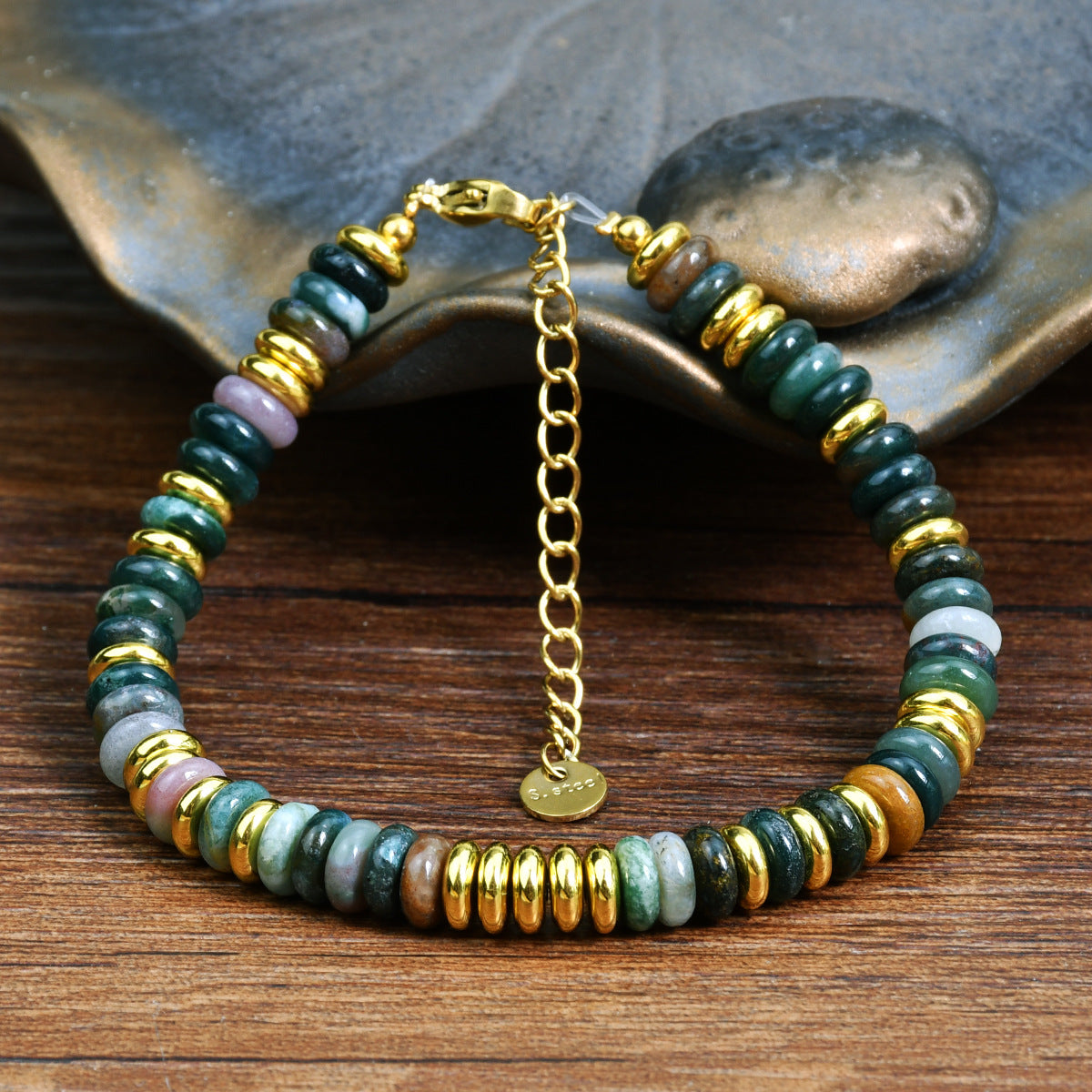 Versatile colourful bracelet suitable for various occasions