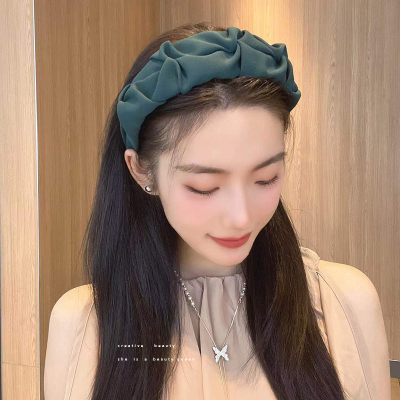 Stylish wide hairband in casual setting