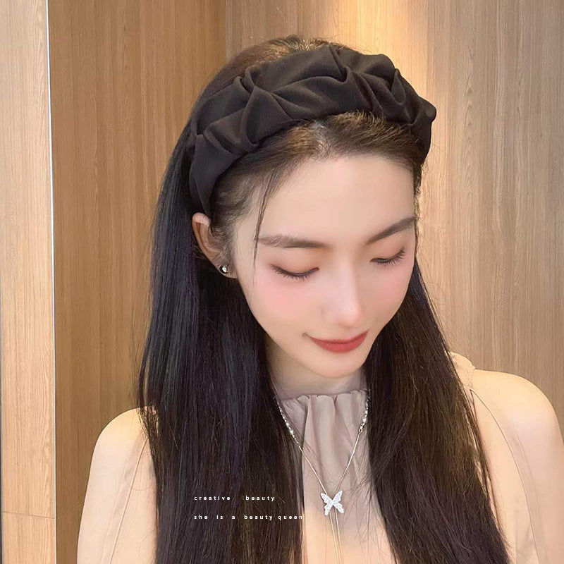 Stylish wrinkled wide hairband in caramel colour