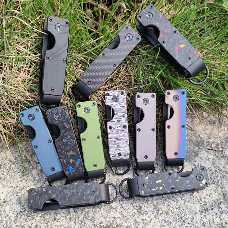 Stylish aluminium keychain holder with 6 keys