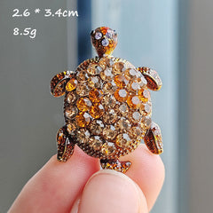 Stylish turtle brooch in gold
